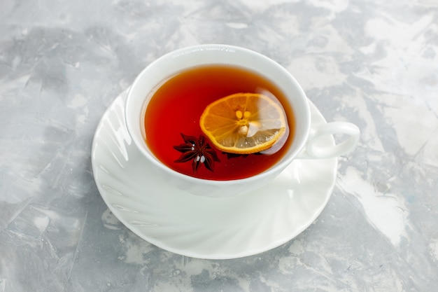 Vue de face tasse de thé au citron sur une surface blanche