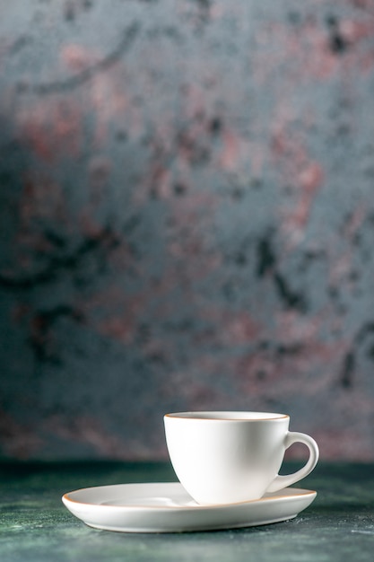 Vue de face tasse de thé dans une assiette blanche sur le mur sombre cérémonie couleur verre de pain photo du matin