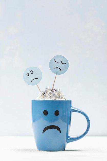 Vue de face de la tasse triste avec espace copie pour lundi bleu