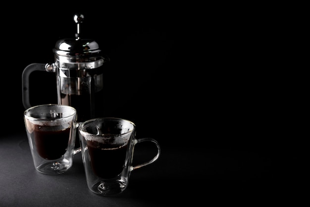 Vue de face tasses de café avec bouilloire