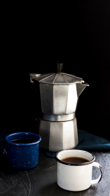 Photo gratuite vue de face des tasses de café noir