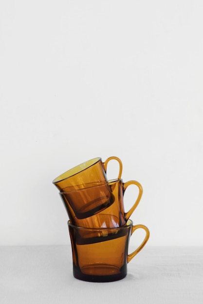 Photo gratuite vue de face de tasses d'objets de cuisine minimaliste abstraite