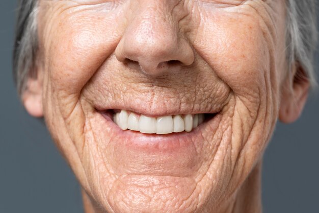 Vue de face de la texture de la peau de la femme âgée