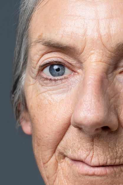 Vue de face de la texture de la peau femme âgée