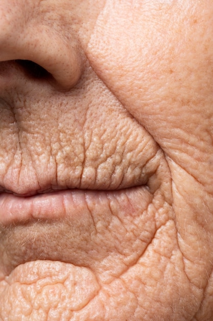 Vue de face de la texture de la peau de la femme âgée