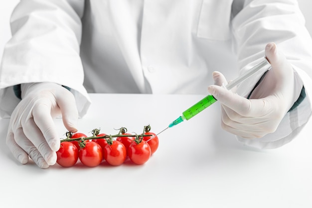 Vue de face tomates cerises injectées de produits chimiques