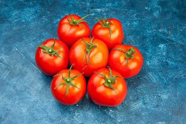 Vue de face tomates fraîches sur salade bleue arbre rouge couleur végétale nourriture mûre