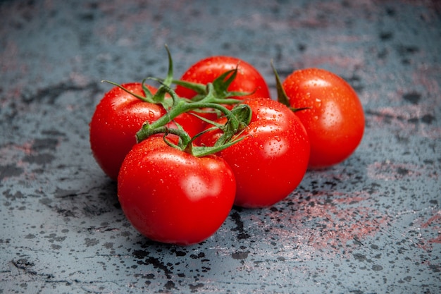 Vue de face tomates rouges fraîches sur fond clair