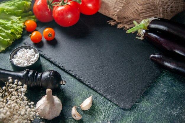 Vue de face tomates rouges fraîches sur fond sombre