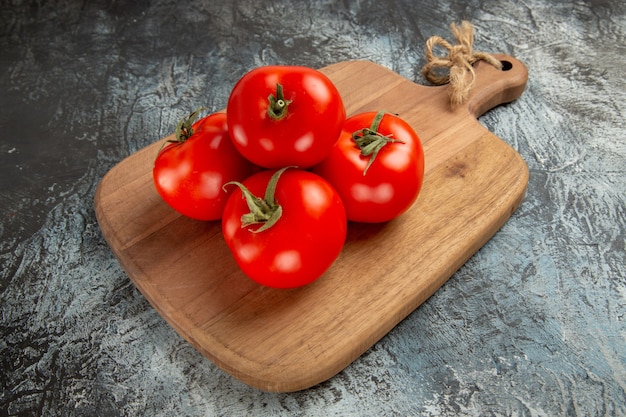 Vue de face tomates rouges fraîches