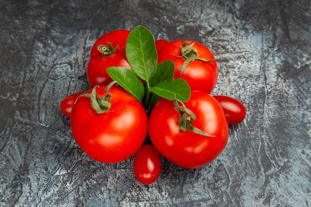 Vue de face tomates rouges fraîches