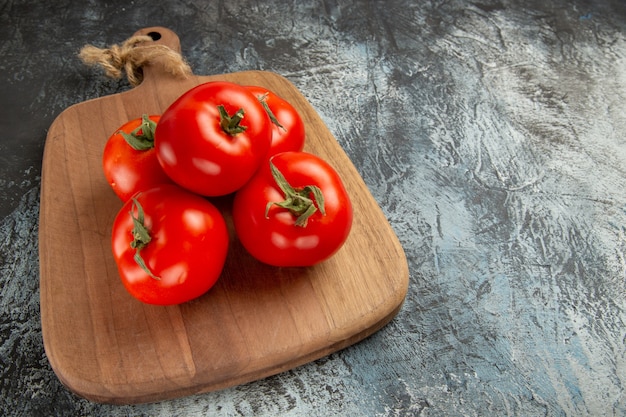 Vue de face tomates rouges fraîches