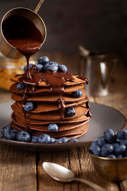 Vue de face de la tour des crêpes sucrées