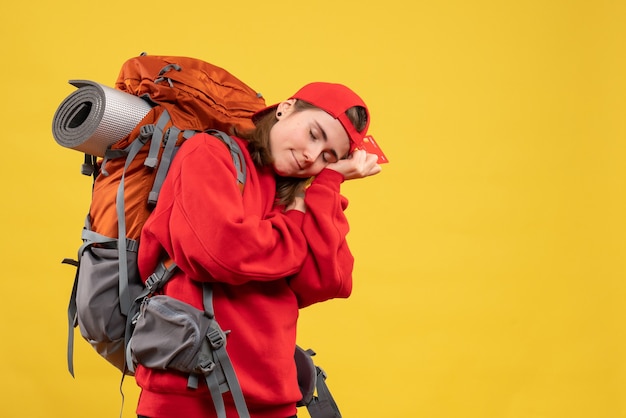 Vue de face touriste endormie avec sac à dos tenant la carte