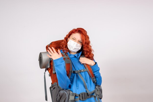 Vue de face touriste en masque avec son sac à dos