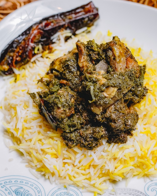 Vue de face traditionnelle azerbaïdjanaise pilaf syabzi viande frite avec des légumes verts et du riz