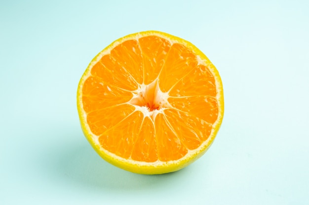 Vue de face tranche de mandarine fraîche sur la table bleu clair