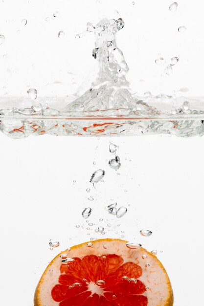 Vue de face de la tranche d'orange dans l'eau