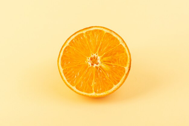 Une vue de face tranche d'orange frais moelleux juteux mûr isolé sur le fond de couleur crème jus d'agrumes d'été