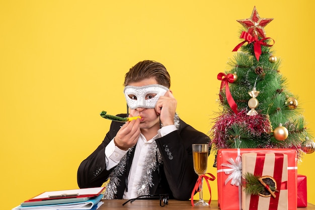 Photo gratuite vue de face travailleur masculin portant un masque de fête