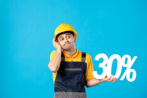 Vue de face travailleur masculin en uniforme avec écriture sur bleu