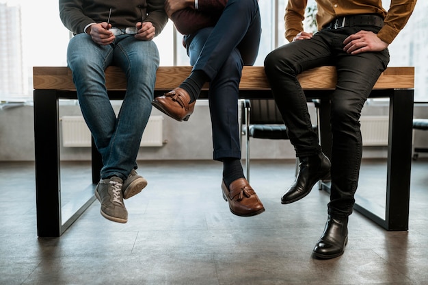 Photo gratuite vue de face de trois hommes conversant au bureau lors d'une réunion