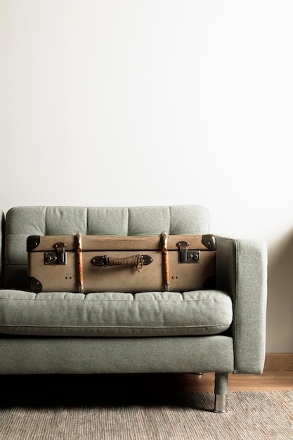 Vue de face valise vintage sur canapé