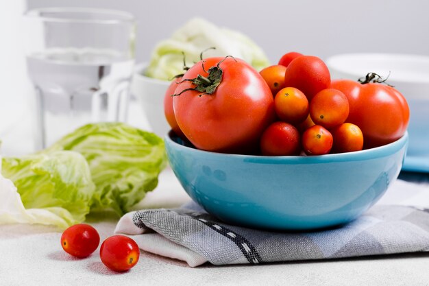 Vue de face de la variété de tomates