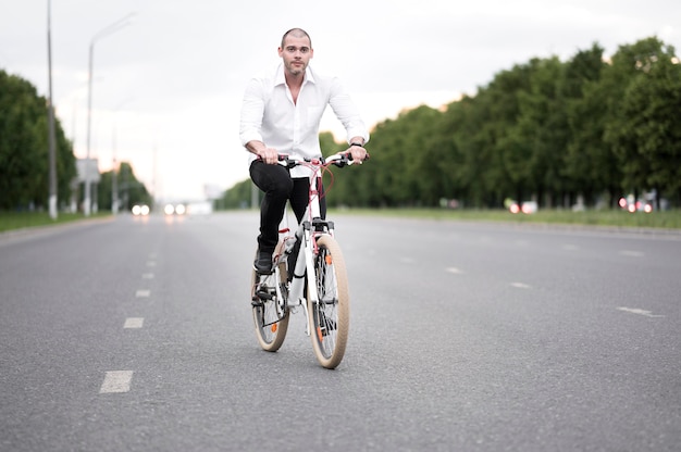 Vue de face vélo homme adulte sur la rue