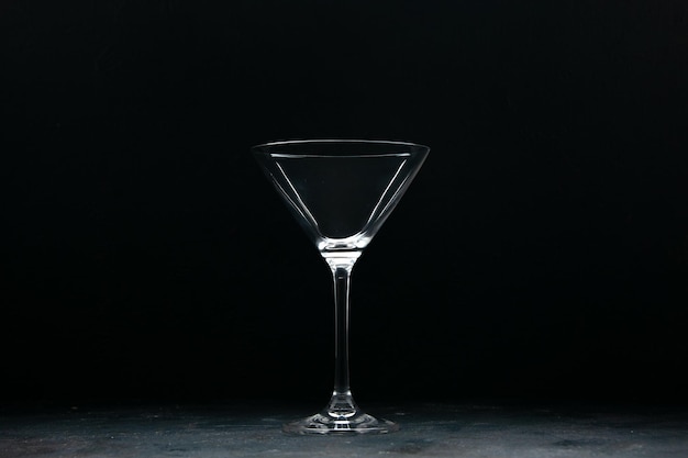 Photo gratuite vue de face verre à cocktail vide sur fond sombre couleur vin alcool célébration restaurant de vacances