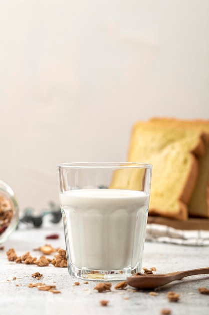 Vue de face verre de lait sur la table