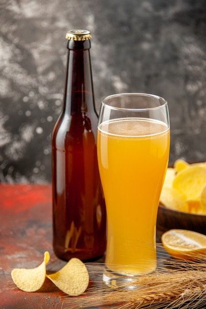 Vue de face verre d'ours avec bouteille et cips sur alcool foncé photo snack-vin viande