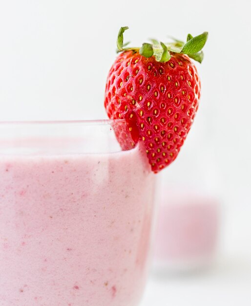 Vue de face en verre de smoothie aux fraises