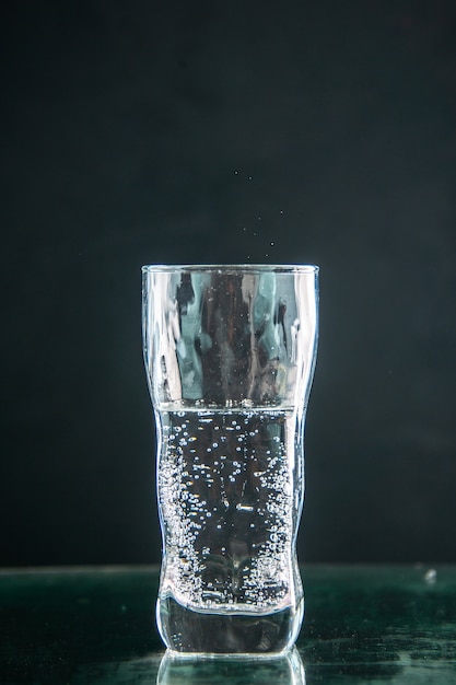 Vue de face verre de soda sur boisson sombre photo couleur champagne alcool de Noël