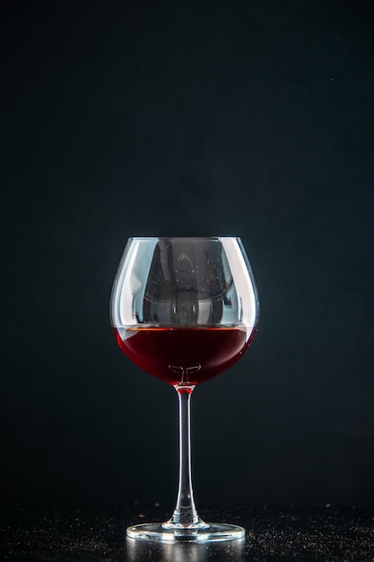 Vue de face verre de vin sur photo sombre champagne noël boire de l'alcool