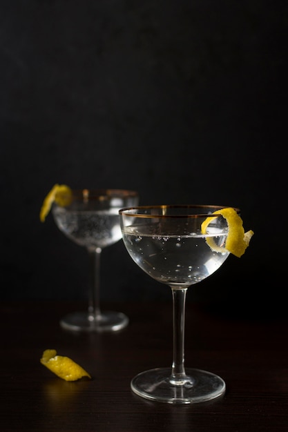 Vue de face des verres aromatiques de cocktails