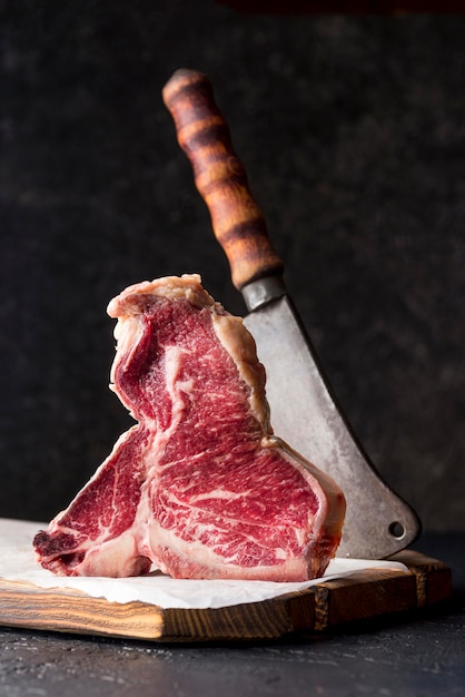 Vue de face de la viande avec couperet