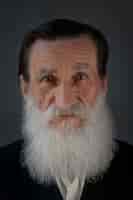 Photo gratuite vue de face vieil homme avec une longue barbe