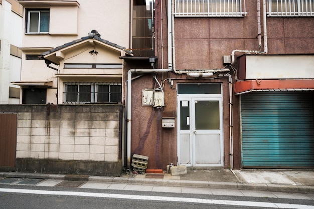 Photo gratuite vue de face de la vieille maison abandonnée