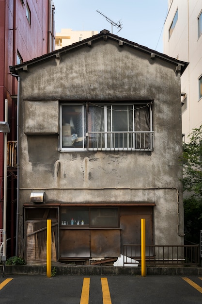 Vue de face vieille maison abandonnée