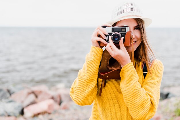 Vue de face d'un voyageur en solo prenant une photo