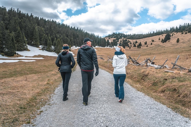 Vue d'une famille européenne marchant sur un chemin rocailleux pendant leur voyage touristique