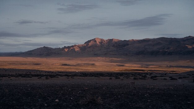 Vue fascinante sur la chaîne de montagnes au coucher du soleil