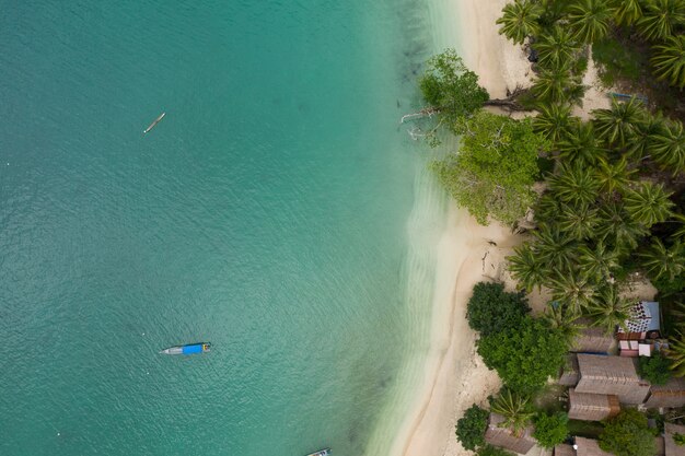 Vue fascinante sur la côte avec du sable blanc et de l'eau claire turquoise en Indonésie