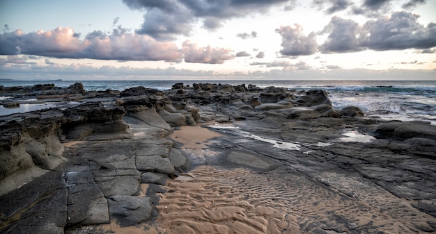 Vue fascinante sur le coucher de soleil sur le littoral rocheux de Kap Geinitzort à Rostock, Allemagne