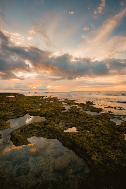 Vue fascinante sur la mer près du rivage pendant le coucher du soleil en Indonésie