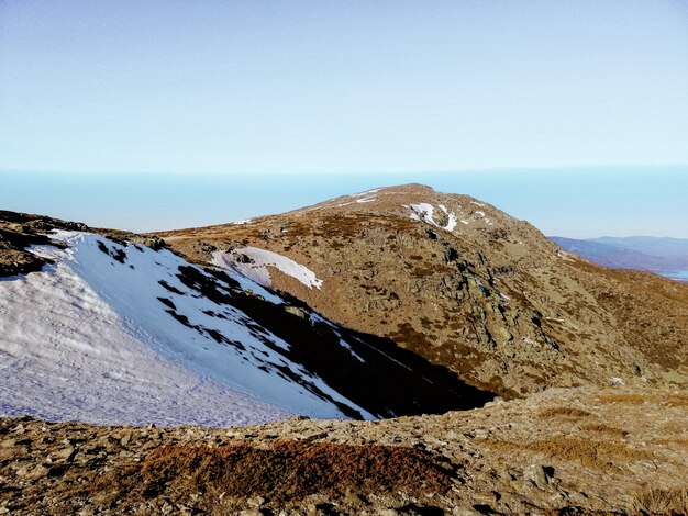 Vue fascinante sur la montagne Penalara en Espagne couverte de neige lors d'une journée ensoleillée