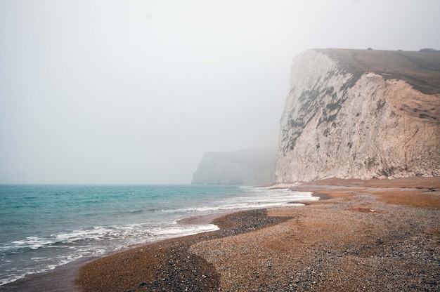 Vue fascinante sur l'océan calme sur un jour brumeux à Purbeck Heritage Coast Swanage UK