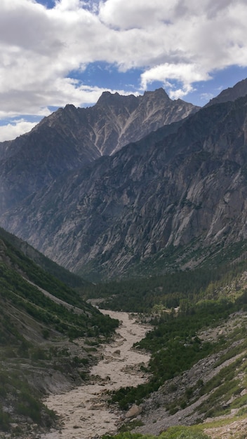 Vue fascinante d'une rivière Ganga dans la vallée du parc national de Gangotri