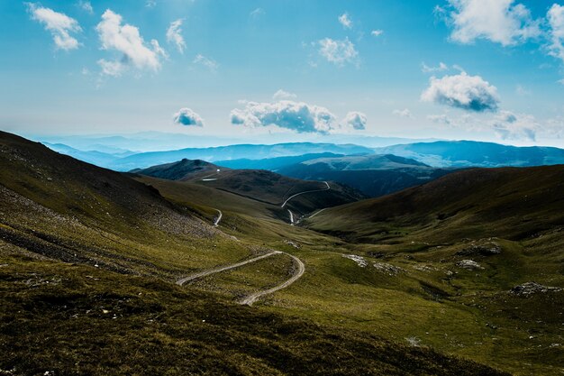 Vue fascinante de Three Peaks Hill sous un ciel nuageux en Argentine